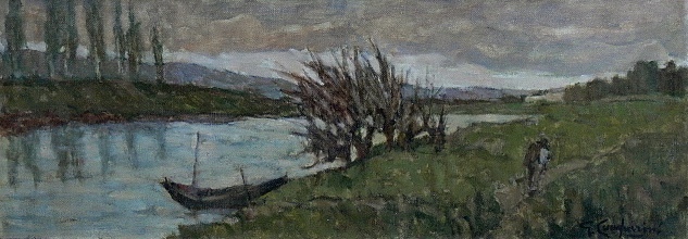 Immagine di un dipinto ad olio per la copertina del sito: Un tranquillo paesaggio fluviale con una piccola barca ormeggiata vicino all’acqua, circondata da sponde erbose, alberi sparsi e un cielo nuvoloso, con una figura che cammina su un sentiero sterrato a destra.